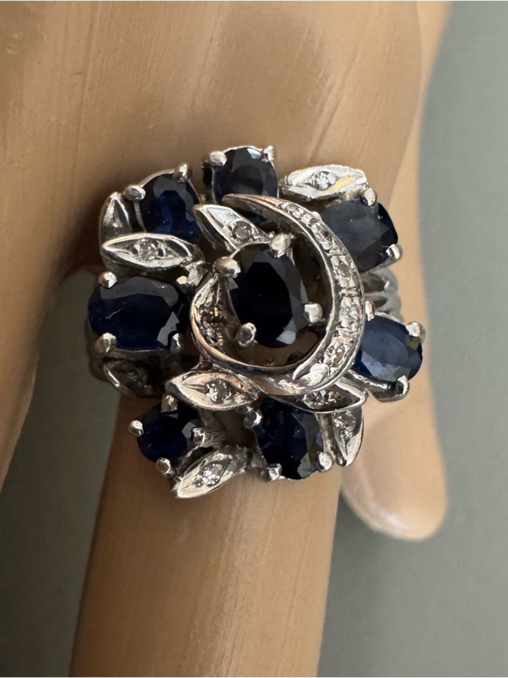 Vintage Platinum Diamond & Sapphire Ring. - Picture 4 of 12
